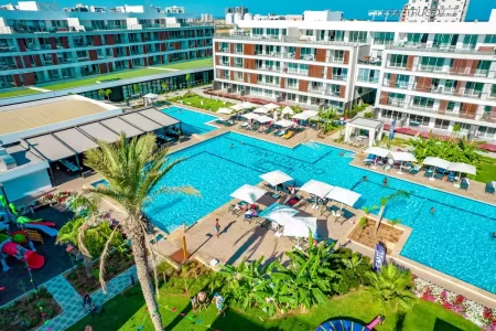 Courtyard Apartments in Long Beach, Iskele