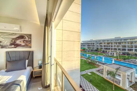 Courtyard Apartments in Long Beach, Iskele