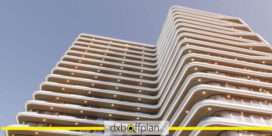 واجهة معمارية حديثة بألوان نابضة بالحياة مقابل سماء زرقاء
