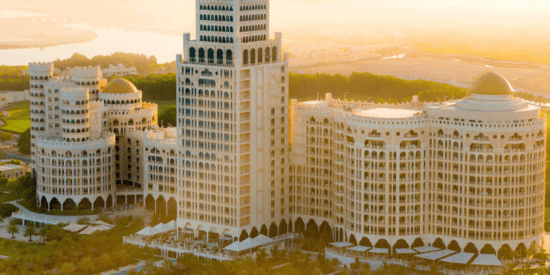والدورف أستوريا ريزيدنس: إطلالات على نادي الحمراء للجولف.