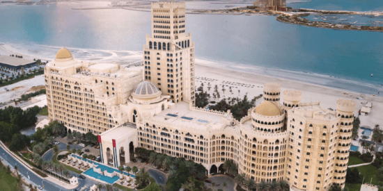 والدورف أستوريا ريزيدنس: ساعة مميزة تحمل نقوشًا بدوية.